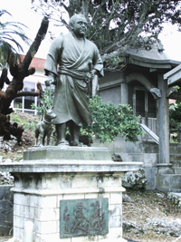 永良部西郷神社に立つ西郷さん